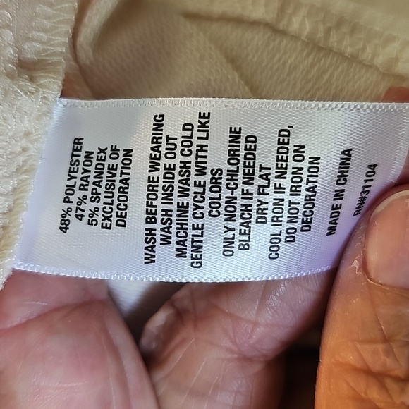 Crown‎ & Ivy Lip Print Cream Long Sleeve Top. Size XL. EXCELENT Condition - Picture 7 of 8